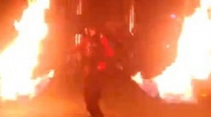 Βίντεο-σοκ: Ζογκλέρ τυλίγεται στις φλόγες κατά τη διάρκεια παράστασής του