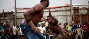 Η πιο βίαια και άγρια πολεμική τέχνηστη Νιγηρία είναι η Dampe. Οι »αθλητές» μάχονται μέχρι θανάτου!