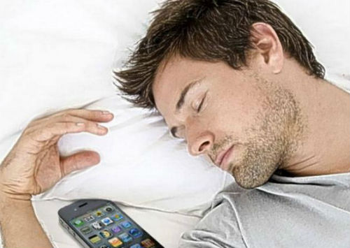 ΜΕΓΑΛΗ ΠΡΟΣΟΧΗ! Δείτε γιατί δεν πρέπει να κοιμάστε με το κινητό στο χέρι… (φωτογραφίες)