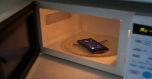 Τι θα συμβεί αν βάλεις το κινητό σου στον φούρνο μικροκυμάτων και το καλέσεις; (Βίντεο)
