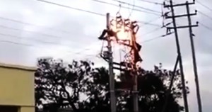 Προσοχή σκληρο βίντεο!  Τεχνικός σε πυλώνα παθαίνει ηλεκτροπληξία