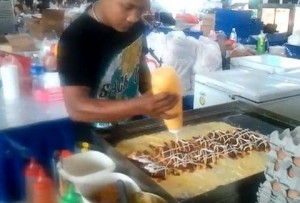 ΜΕΓΑΛΟ ΤΑΛΕΝΤΟ...ο τύπος! Δείτε πώς φτιάχνουν τα burger στη Σιγκαπούρη!!! (VIDEO)