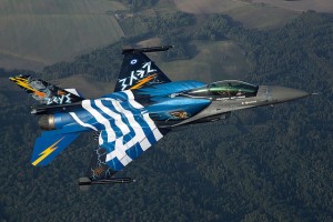 Αυτός είναι ένας από τους λόγους που οι ΚΟΡΥΦΑΙΟΙ πιλότοι του κόσμου είναι Έλληνες! Δείτε την ΑΠΙΣΤΕΥΤΗ απογείωση του Έλληνα πιλότου της ομάδας ΖΕΥΣ !!!
