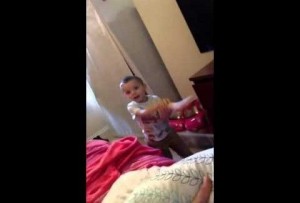 ΔΕΝ ΥΠΑΡΧΕΙ! Πιτσιρικάς βρίσκει και παίζει με τον ΔΟΝΗΤΗ της ΜΑΜΑΣ του!!! (VIDEO)