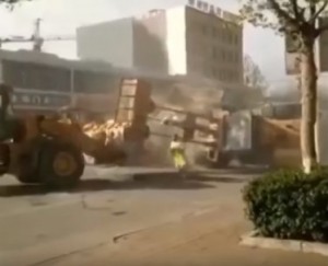 Εργαζόμενοι σε εργοτάξιο της Κίνας τσακώνονται με τα μηχανήματά τους σαν άλλοι... Transformers! (VIDEO)