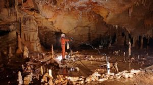 Φωτογραφίες και βίντεο: Μυστήριες κατασκευές των Νεάντερταλ ανακαλύφθηκαν σε γαλλικό σπήλαιο