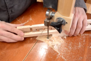 Μετατρέποντας ένα κομμάτι ξύλο σε... μια αλυσίδα [video]