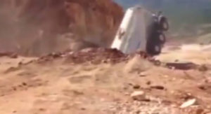 Τουρκία: Τεράστιο βυτιοφόρο «εξαφανίζεται» μέσα στην Άμμο [Βίντεο]