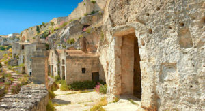 Ιταλία: Σπηλιές 9.000 ετών – Το αληθινό «χωριό των Φλίνστοουνς»