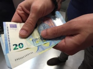 Χαράτσι για όλους – Με τροπολογία τα μεσάνυχτα νέοι φόροι 200 εκατομμυρίων ευρώ