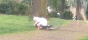 Απίστευτο γέλιο: Μεθυσμένος προσπαθεί να οδηγήσει ποδήλατο αλλά δεν τα καταφέρνει [βίντεο]