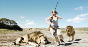 Λιοντάρι παίρνει εκδίκηση από κυνηγούς που ποζάρουν με το νεκρό «φίλο» του [Βίντεο]
