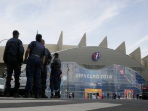 Euro 2016: Μένει στην ιστορία ως το απόλυτο φιάσκο των γαλλικών αρχών! Άγριο ξύλο σε δρόμους και γήπεδα υπό το βλέμμα... 90.000 αστυνομικών!