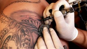 Φοιτητές εφηύραν μελάνι για τατουάζ που σβήνει όταν το βαρεθείς!