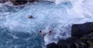 Κολυμβητές παίζουν με τον θάνατο στη Χαβάη – ΒΙΝΤΕΟ