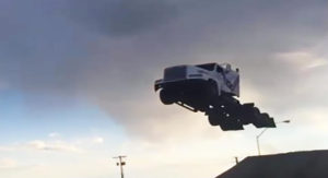 Απίστευτο Άλμα από φορτηγό – Έσπασε το ρεκόρ των 50 μέτρων [Βίντεο]