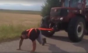 Ο αγρότης από την Κομοτηνή που τραβάει τρακτέρ... 6 τόνων! Το βίντεο που σαρώνει στο Facebook