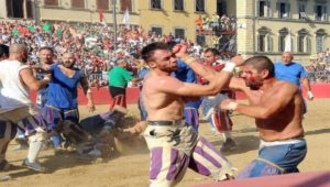 Calcio Storico, το πιο βίαιο «ποδόσφαιρο» στον κόσμο που διεξάγεται από τον 16ο αιώνα (Σκληρό βίντεο)