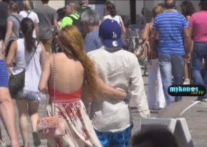 Lindsay Lohan: Βόλτες στη Μύκονο αγκαλιά με τον 22χρονο αρραβωνιαστικό της! Video