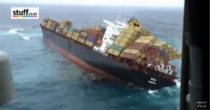 Δείτε ένα εμπορικό πλοίο να αναποδογυρίζει μέσα στη θάλασσα (video)