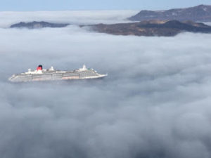 Σαντορίνη: Απίστευτες φωτογραφίες με τα σύννεφα να καλύπτουν τη θάλασσα - Μαγικές εικόνες στην καλντέρα (Φωτό)!