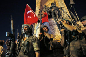 Τουρκία πραξικόπημα: 6.000 συλλήψεις – Στρατιωτικοί και δικαστές στο στόχαστρο – Φόβος από τα “εξαφανισμένα” μαχητικά ελικόπτερα