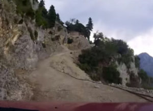 Αιτωλοακαρνανία: Οδήγηση στον πιο επικίνδυνο δρόμο της χώρας - Βίντεο αυστηρώς ακατάλληλο για καρδιακούς!