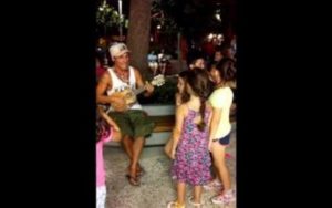 Ο Manu Chao τραγουδά ξαφνικά στην Πλατεία Βαρνάβα στο Παγκράτι, μπροστά σε ανυποψίαστα παιδιά (VIDEO)