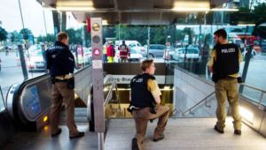 Tρόμος στη Γερμανία από «μοναχικό λύκο»: 18χρονος Ιρανογερμανός ο δράστης της επίθεσης στο Μόναχο (vid)