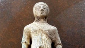 Κρήτη: Περιπατητές βρήκαν αγαλματίδιο του 5ου π.Χ. αιώνα στον παραλιακό χώρο του Λέντα