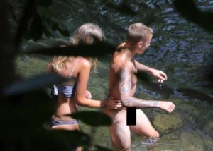 Justin Bieber: Ζήλεψε τον Orlando Bloom και κάνει ολόγυμνος μπάνιο στη Χαβάη! Φωτογραφίες
