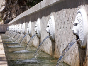 «Σφραγίζουν» πηγές σε όλη την Ελλάδα - Το νερό δεν μας ανήκει