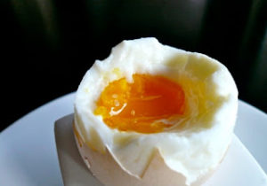 ΠΡΟΣΟΧΗ: Τι ΠΡΕΠΕΙ να ξέρετε για τα μελάτα αυγά πριν τα φάτε;