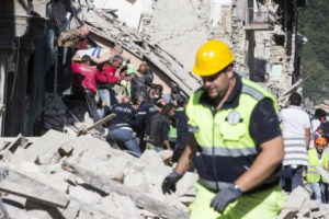 Σεισμός στην Ιταλία : Με γυμνά χέρια ψάχνουν επιζώντες στα ερείπια! Αγωνία για τους εκατοντάδες αγνοούμενους, ανείπωτος θρήνος για τους νεκρούς