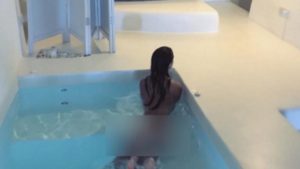 Ολόγυμνη στο Instagram η γνωστή καλλονή! Τα πέταξε όλα και βούτηξε στην πισίνα της στη Σαντορίνη!