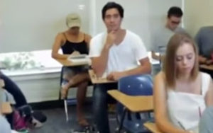 Ο μαθητής που έσπασε όλα τα ρεκόρ χαζομάρας για να κοιμηθεί στο μάθημα - Δείτε το βίντεο που έγινε viral