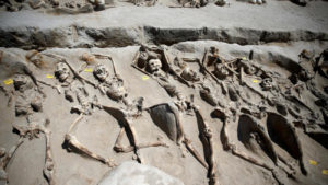Αλυσοδεμένοι σκελετοί πραξικοπηματιών από την ανασκαφή στο Φαλήρο (vid)