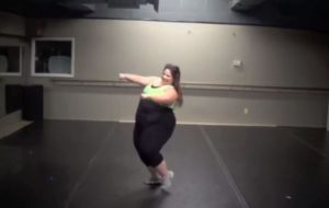 Η εύσωμη χορεύτρια που έκανε το Internet να υποκλιθεί! (Βίντεο)
