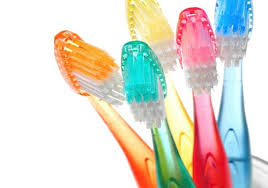 Δείτε πως να καθαρίσετε μια βρόμικη οδοντόβουρτσα