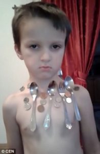 Δείτε τον 5χρονο που έλκει τα μεταλλικά αντικείμενα σαν μαγνήτης - ΒΙΝΤΕΟ