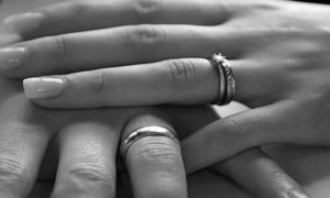 Ο απίστευτος λόγος για τον οποίο φοράμε τη βέρα του γάμου στο τέταρτο δάκτυλο [βίντεο]