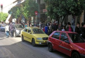 Χαμός στο κέντρο της Αθήνας για μία γκοφρέτα: Απίστευτες εικόνες που προκαλούν θλίψη (photos + video)
