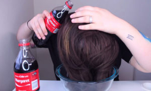Αδειάζει 2 μπουκαλάκια Coca Cola στα μαλλιά της και περιμένει! Το αποτέλεσμα θα σας εντυπωσιάσει…
