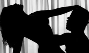 Νυμφομανία: Τι σκέψεις και πράξεις κάνει μια εθισμένη στο σεξ γυναίκα