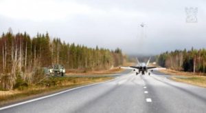 Μαχητικά αεροσκάφη προσγειώνονται σε δρόμο στη Φινλανδία – ΒΙΝΤΕΟ