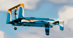 Πραγματοποιηθηκε η πρώτη παράδοση δέματος με drone από την εταιρία Amazon.
