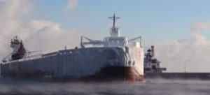Παγωμένο πλοίο μπαίνει σε λιμάνι στις ΗΠΑ (video)