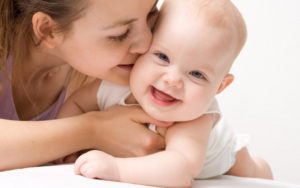 Πώς η μητρότητα “αλλάζει τον εγκέφαλο” της γυναίκας και ενισχύει το μητρικό ένστικτο