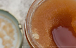 Μέλι που έχει “ζαχαρώσει”: Το κόλπο για να το ξανακάνετε λείο [vid]