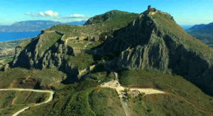 Ακροκόρινθος: Ο βράχος ύψους 575 μέτρων που δεσπόζει στην πεδιάδα της Κορίνθου [Βίντεο]